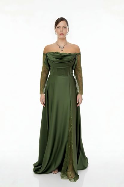 فستان سهرة بمقاسات كبيرة من الساتان الكاكي بتصميم الكورسيه